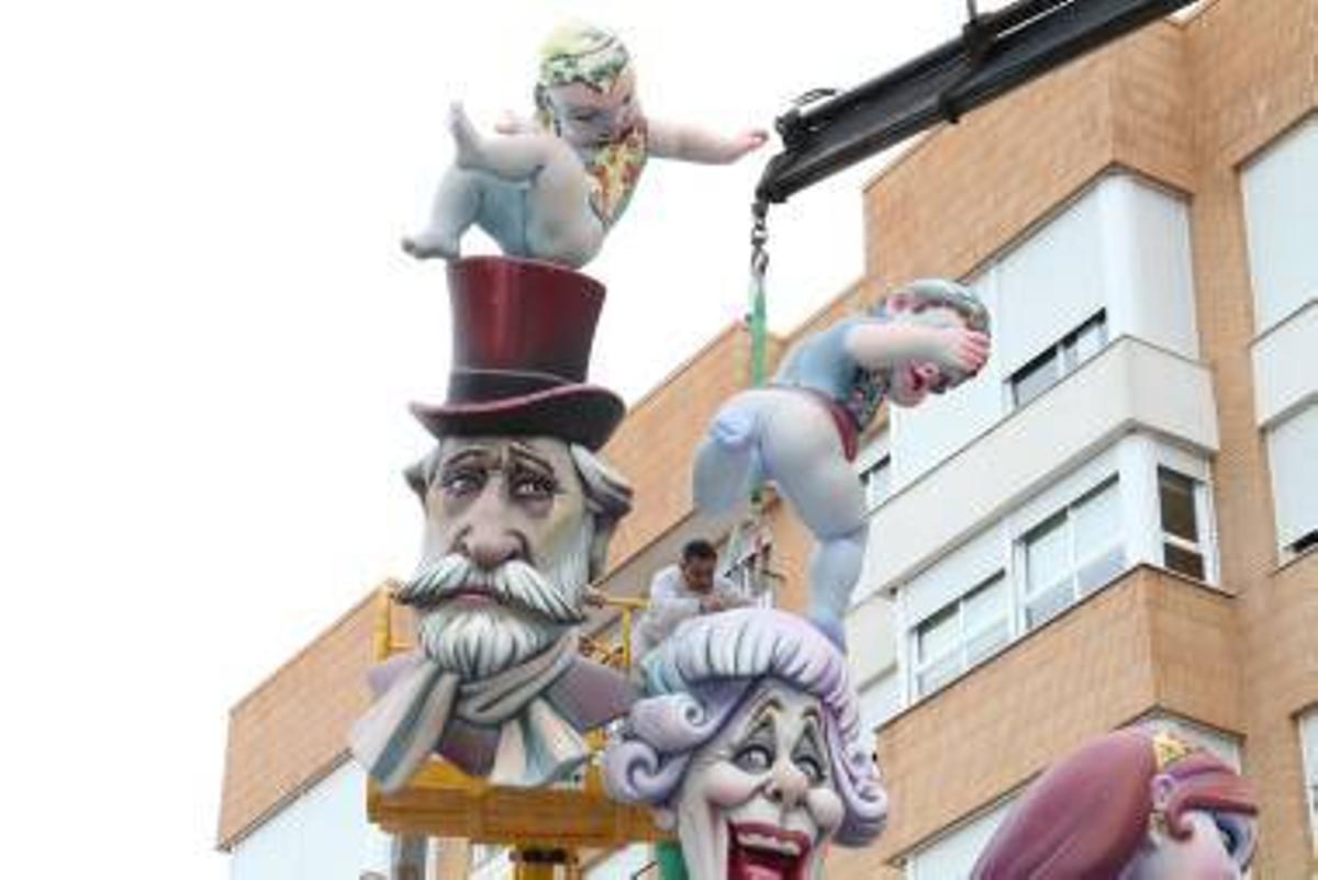 Galería fotos: Las comisiones falleras de Burriana sacan sus monumentos a la calle