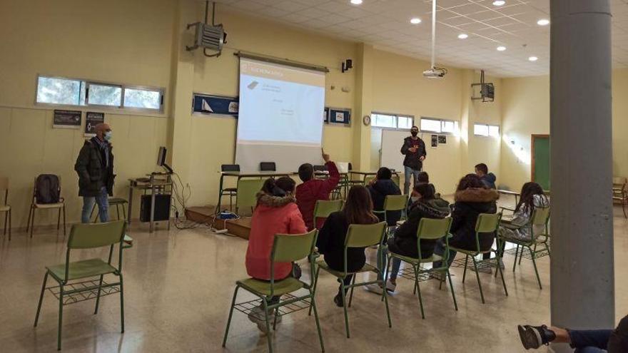 Ingeniería Sin Fronteras imparte una charla en el IES Río Arba de Tauste