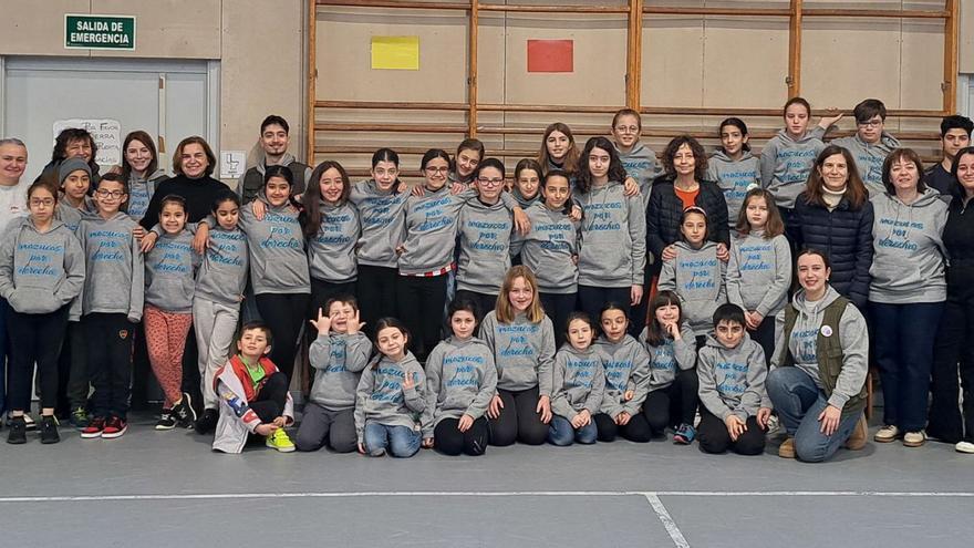 Los «Mozucos por Derecho», con la alcaldesa, Eva María Pérez, a la izquierda. También aparecen las concejalas de Infancia y de Educación, Susana García y Montserrat Alonso, respectivamente, entre los jóvenes. | A. LL.