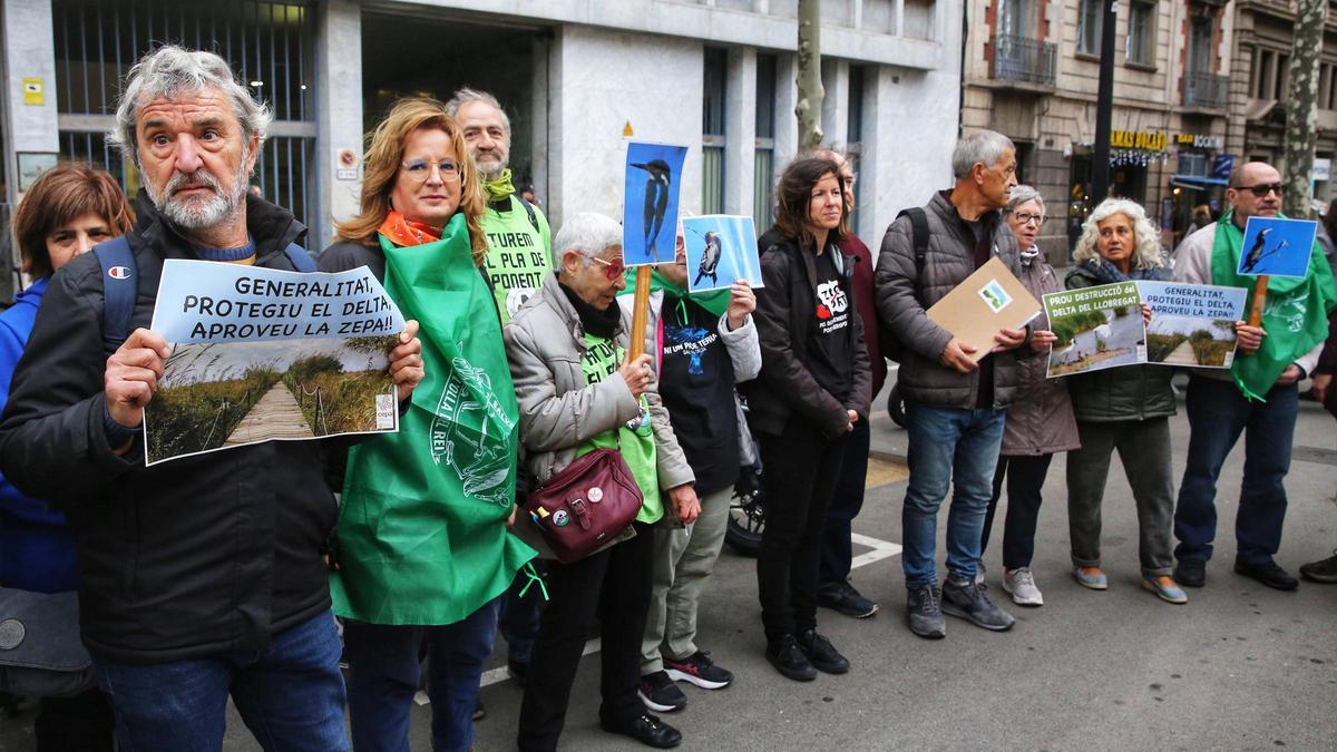 Manifestación contra el Govern por no definir la zona protegida del delta del Llobregat.