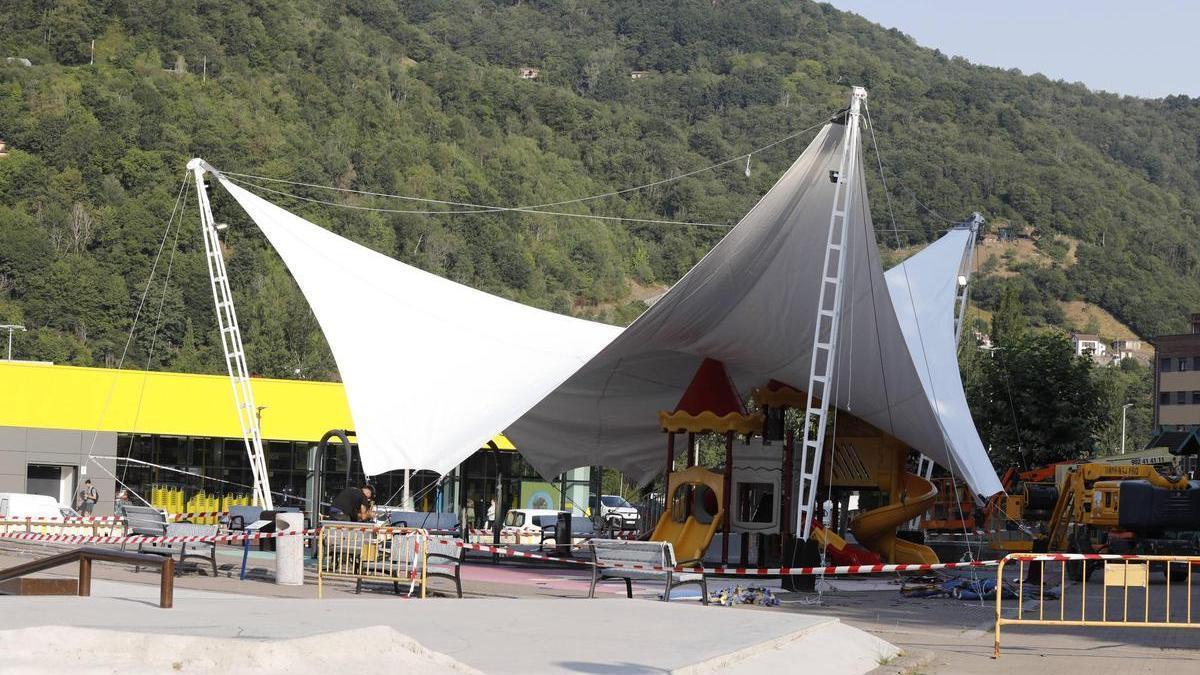 La instalación del nuevo entoldado en el parque de Laviana.