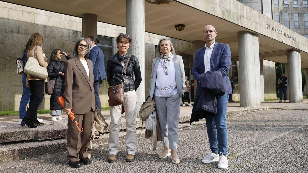 Mercedes Rosón, Marta Álvarez, Mila Castro e Gonzalo Muíños á entrada ao xulgado de instancia número 3.