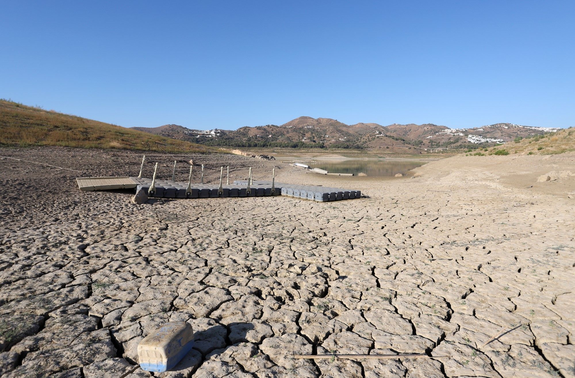 La crítica situación del embalse de la Viñuela, en imágenes