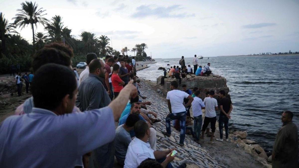 Allegados de las víctimas observan las tareas de rescate del naufragio en Egipto