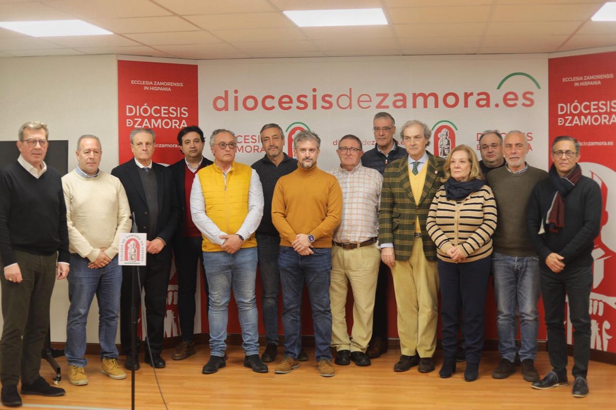 Foto de familia de los presidentes de las cofradías y hermandades de Semana Santa de Zamora.