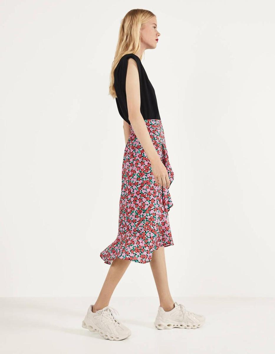 Falda midi con estampado de flores, de Bershka