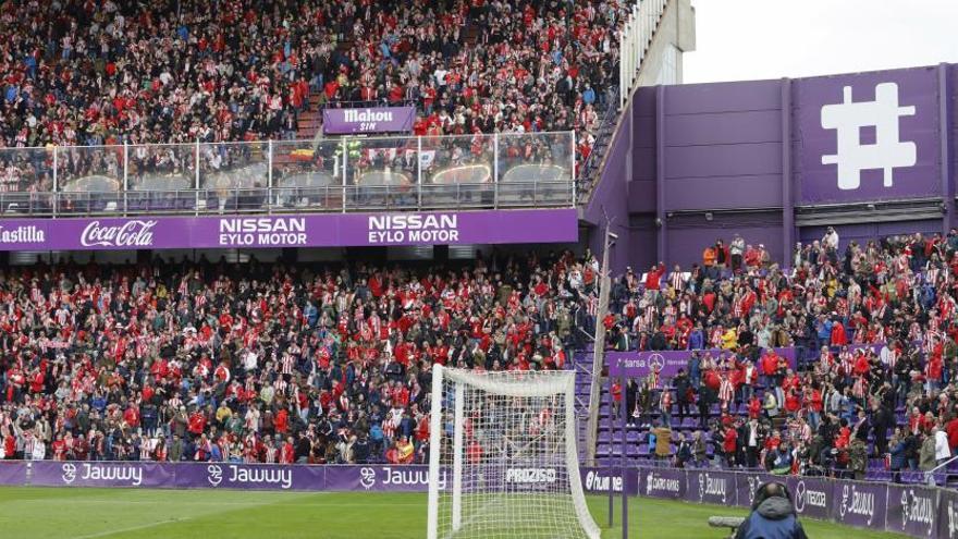 Aficionados del Sporting en el estadio del Valladolid.