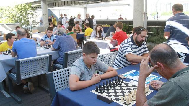 El torneo solidario se disputó en la azotea del nuevo edificio de hospitalización del CHUO. | // IÑAKI OSORIO