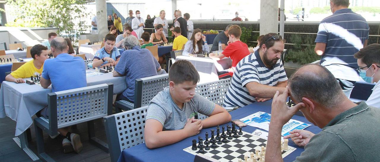 El torneo solidario se disputó en la azotea del nuevo edificio de hospitalización del CHUO. |   // IÑAKI OSORIO