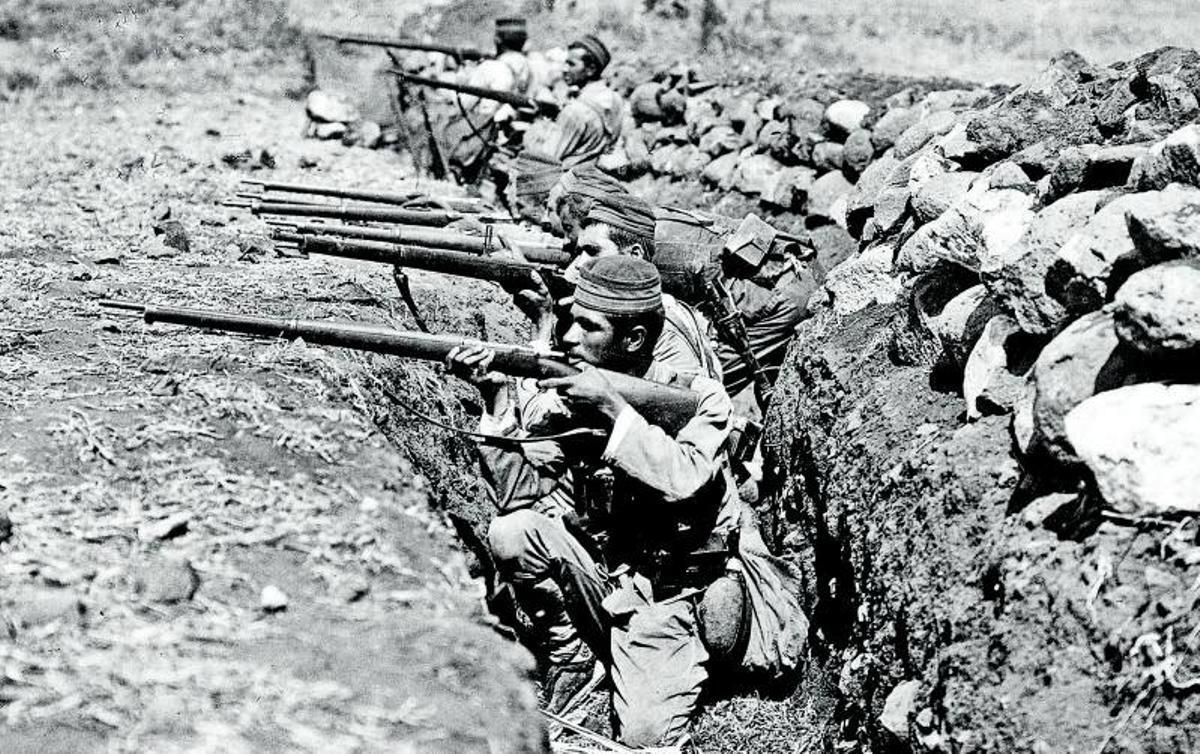 Los generales Manuel 
Fernández Silvestre 
(centro) y Felipe Navarro (izda.) (L) eld