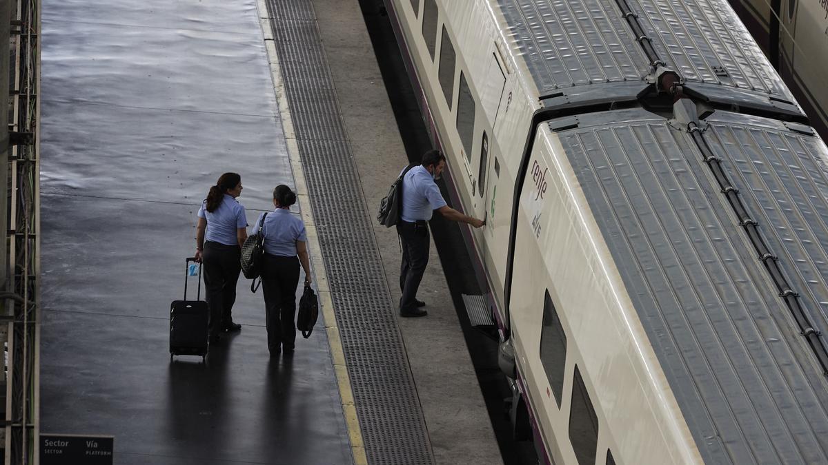 Varios trabajadores de Renfe entran en un AVE.