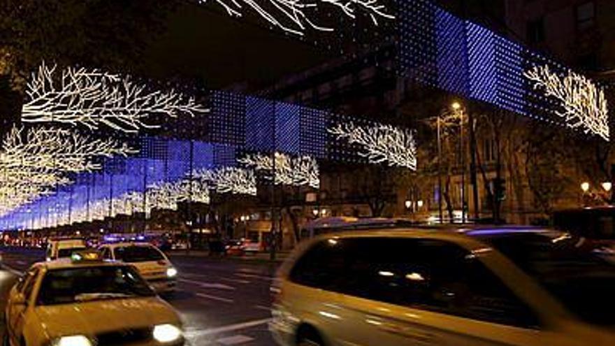 Vista de la madrileña calle de Alcalá, que estrena  la iluminación navideña que adornará las calles de la capital hasta el próximo 6 de enero.