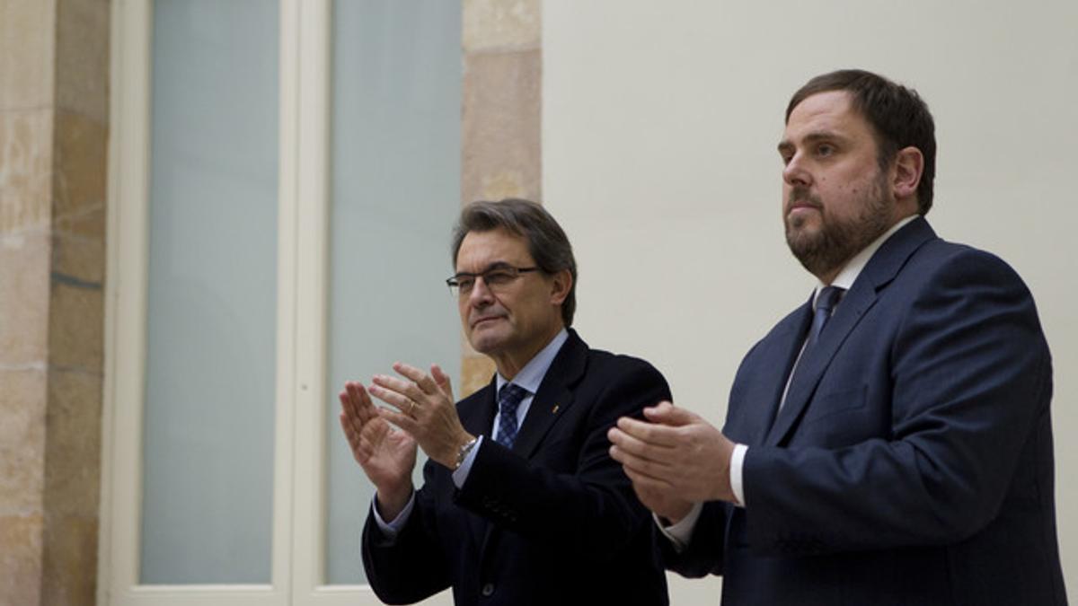 Firma del pacto de gobierno entre Artur Mas y Oriol Junqueras en el auditorio del Parlament, el pasado diciembre.