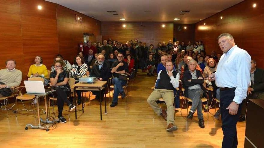 Telmo Martín durante su intervención ante los vecinos para darles a conocer en profundidad el proyecto. // Gustavo Santos