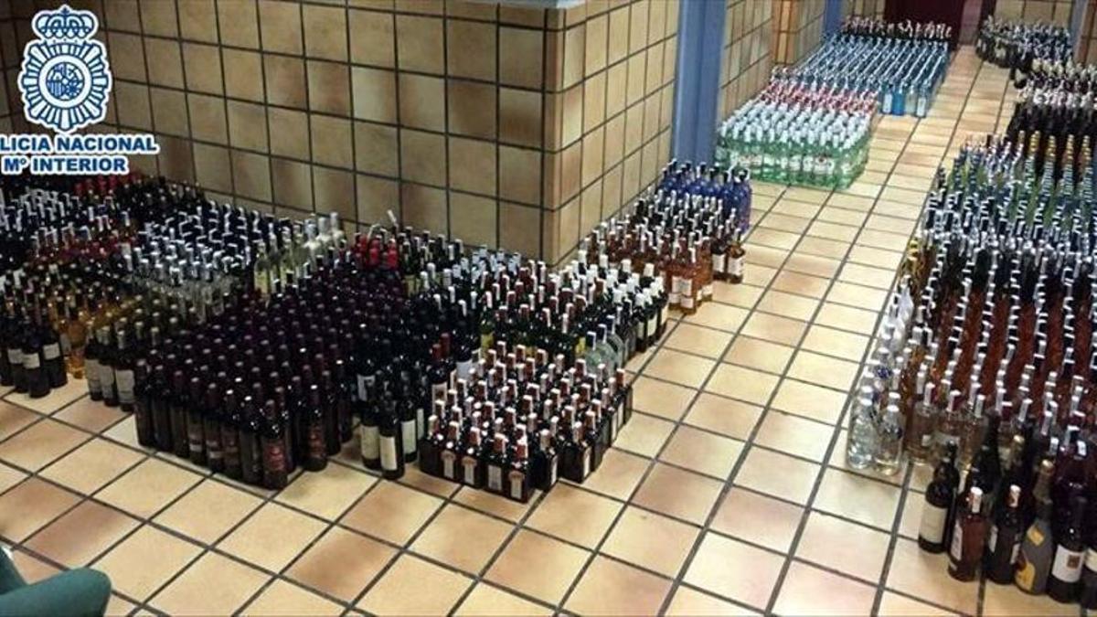 Botellas de alcohol que fueron intervenidas en una operación, estaban bajo custodia y que fueron objeto del hurto.