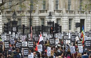 Cientos de británicos protestan ante Downing Street contra un ataque a Siria