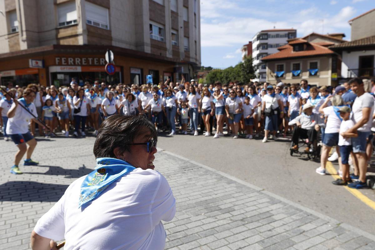 Marea humana en El Carmín de la Pola: el desfile sube a La Sobatiella bajo un sol de justicia y entonando el Asturias Patria Querida