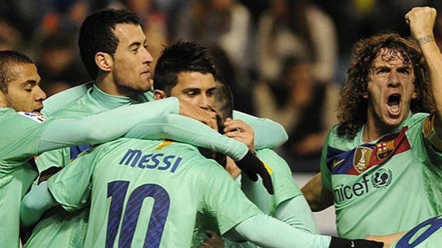 Los jugadores del Barcelona celebran el primer gol de Messi