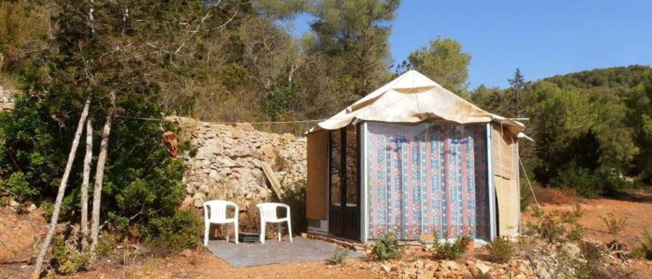 Una choza con techo de sombrilla que se alquila en Ibiza.