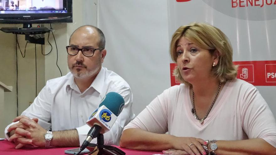 Los socialistas Miguel López y Antonia Moreno, cuando denunciaron las supuestas irregularidades del PP en el voto por Correo, asunto que se archivaría el pasado junio