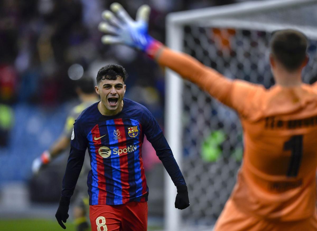 Pedri celebra con Marc-Andre ter Stegen la victoria tras la tanda de penaltis en el duelo entre el Barça y el Betis en la Supercopa de España 2023