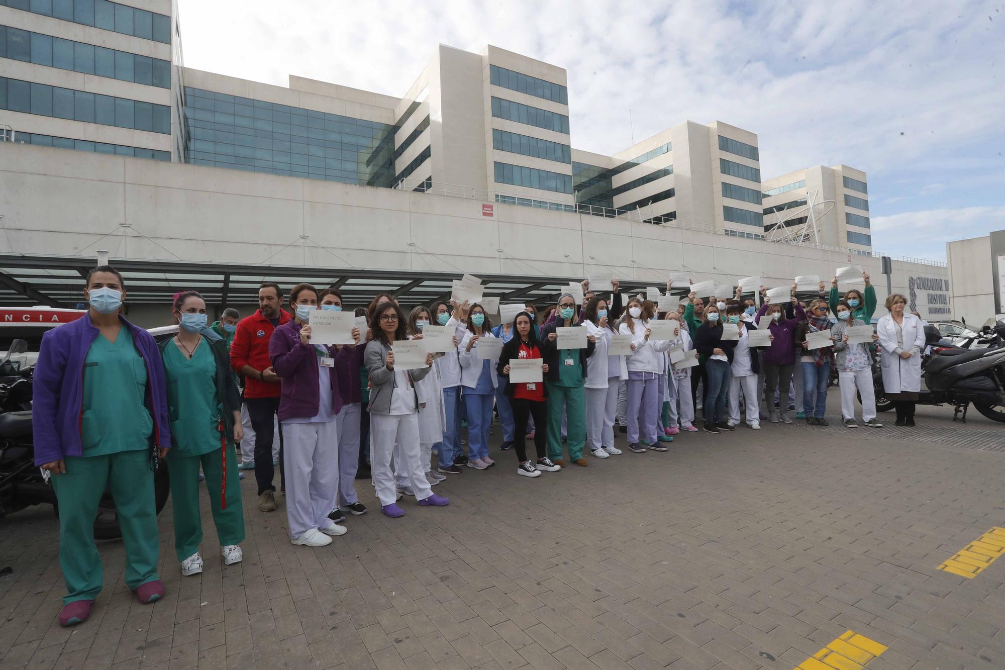 Los sanitarios se manifiestan a las puertas de La Fe por las oposiciones