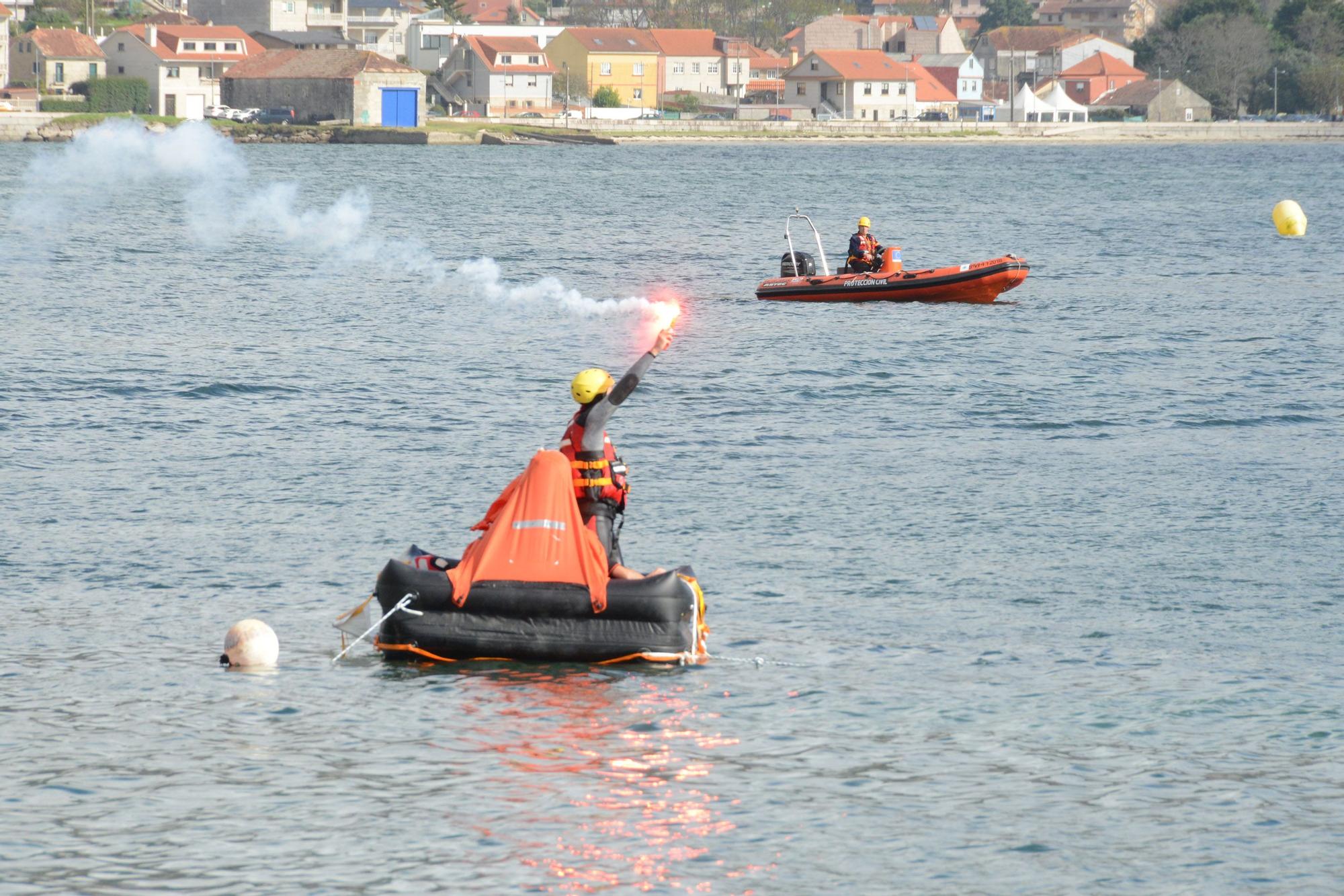 Escenas del simulacro de rescate frente a Moaña.