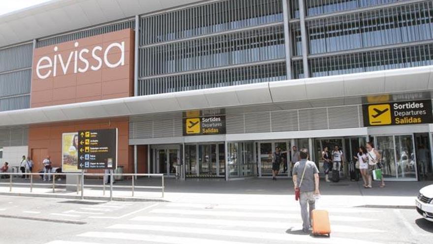 Un turista se acerca a la terminal del aeropuerto de Ibiza.