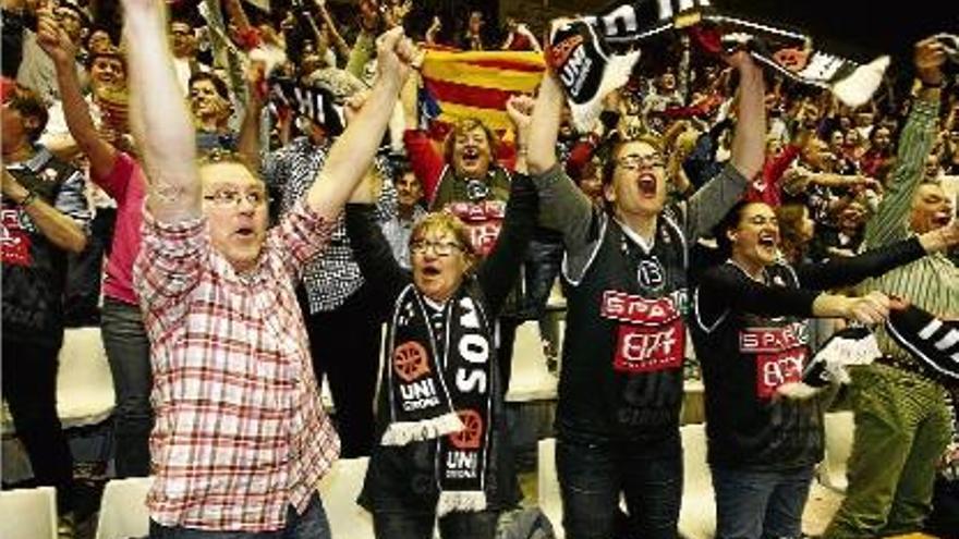 Aficionats de l&#039;Spar Citylift Girona celebrant el títol de Lliga a Fontajau després de derrotar el Perfumerías.