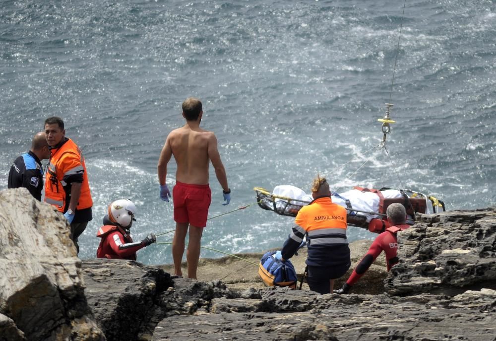 La mujer fue arrastrada por las olas y el hombre se tiró algua para intentar salvarla.