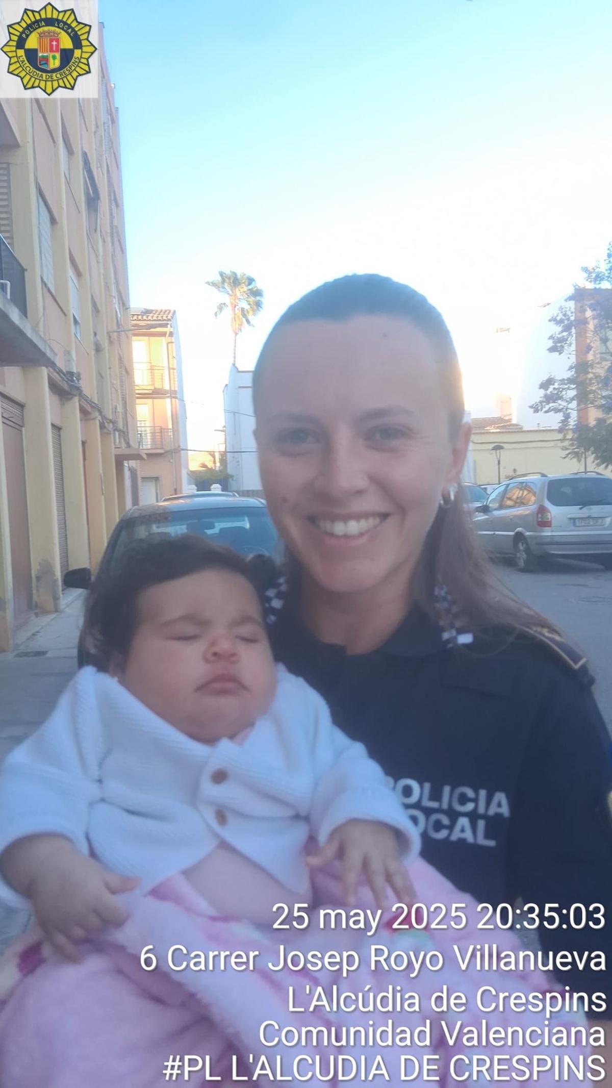 La policía local Alexandra Morena, con la pequeña a la que salvó la vida.