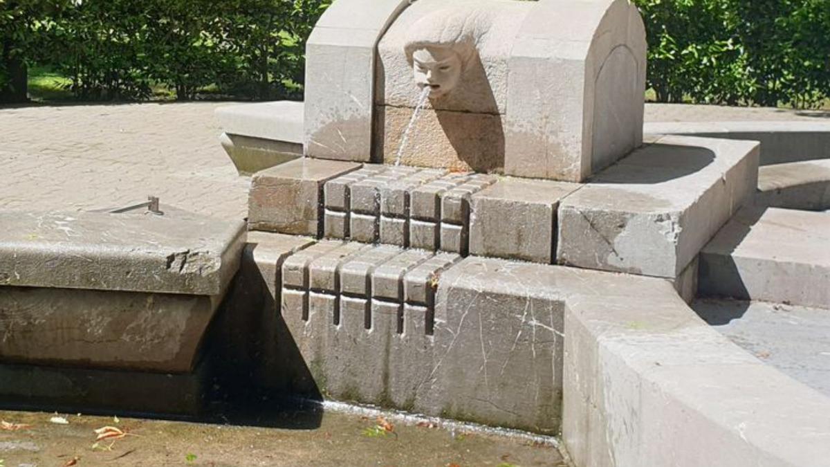 La fuente de Clarín, en el Campo, ensaya la recuperación de su agua