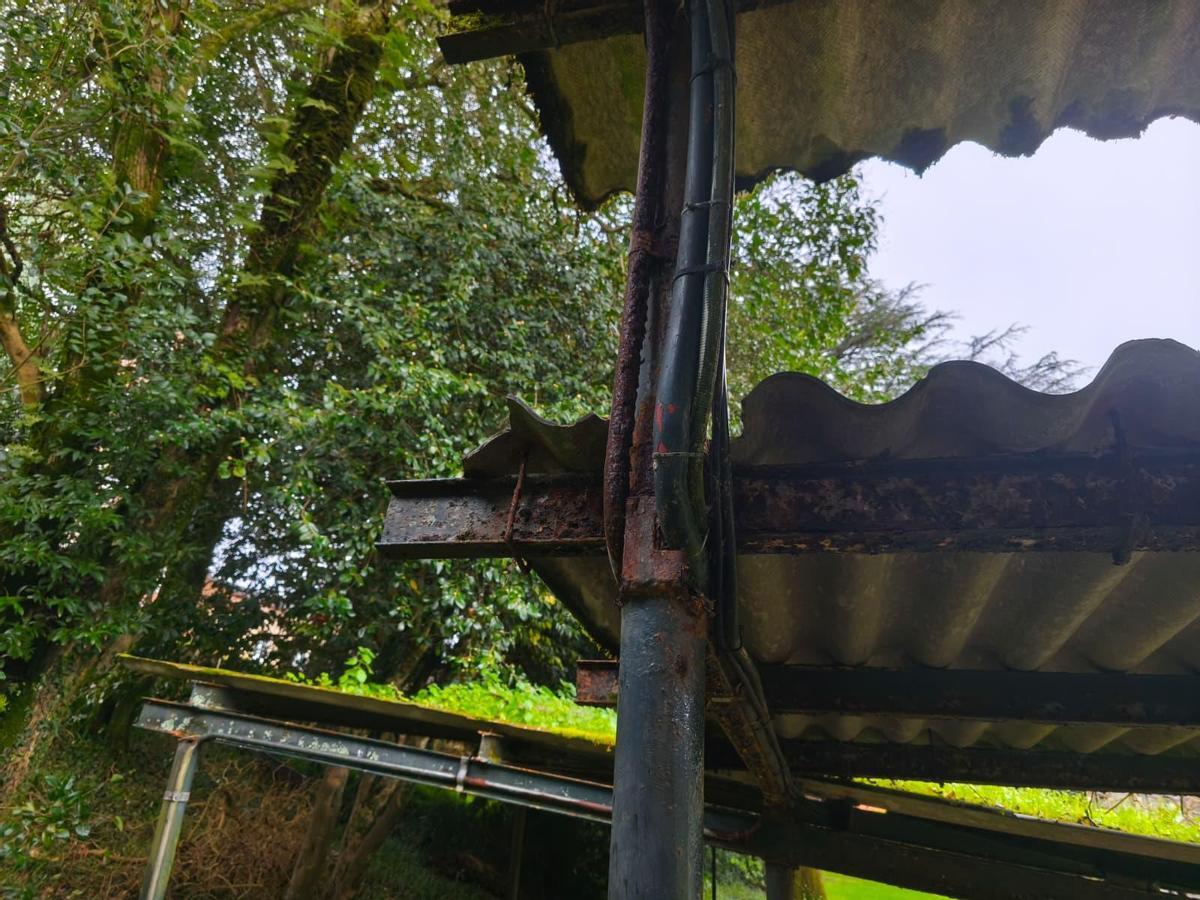 Estado dunha das estruturas metálicas do instituto.