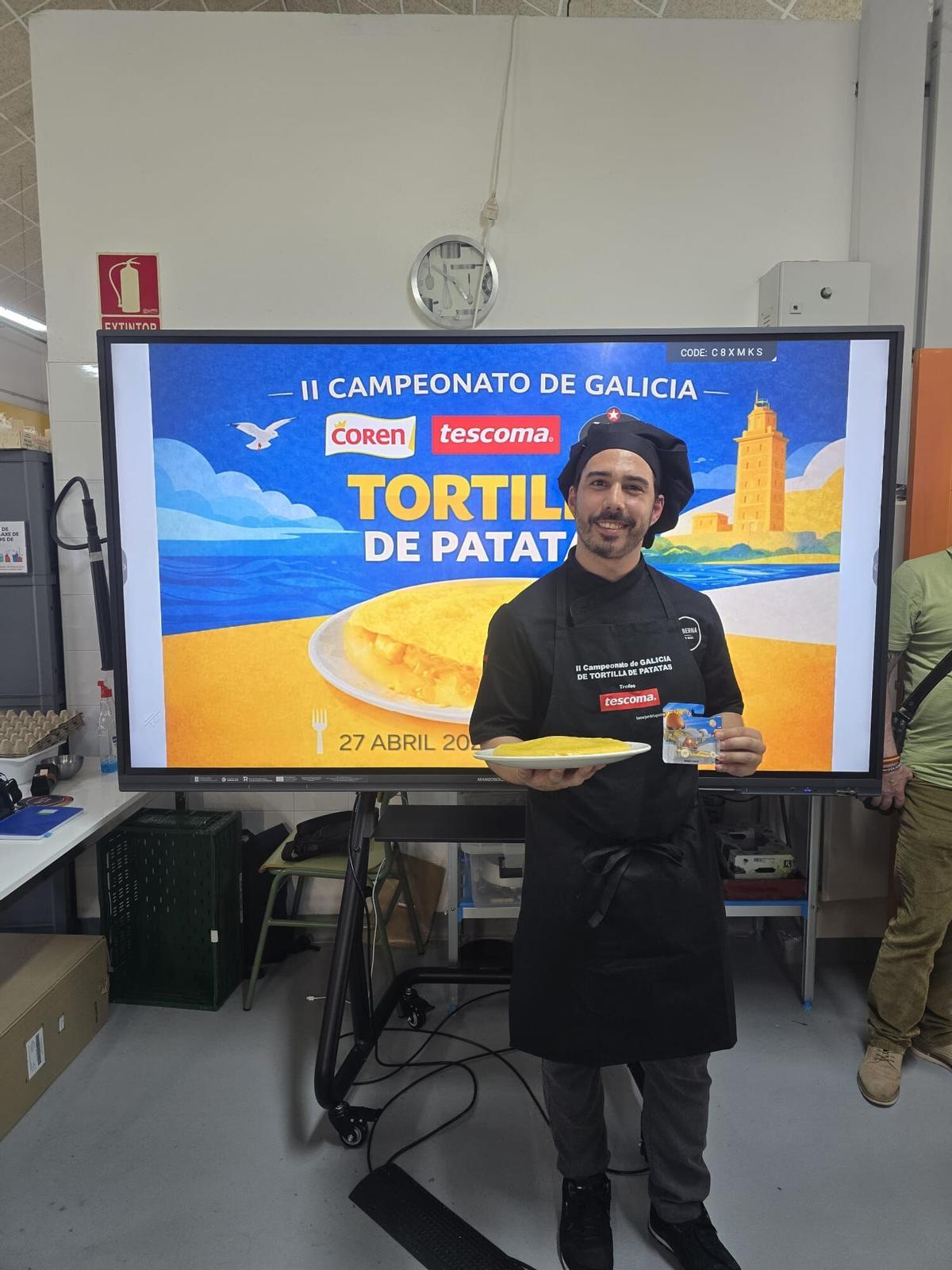 El cocinero de Taberna da Galera, Nico Pedetti, ganador del II Campeonato de Galicia de Tortilla de Patatas.