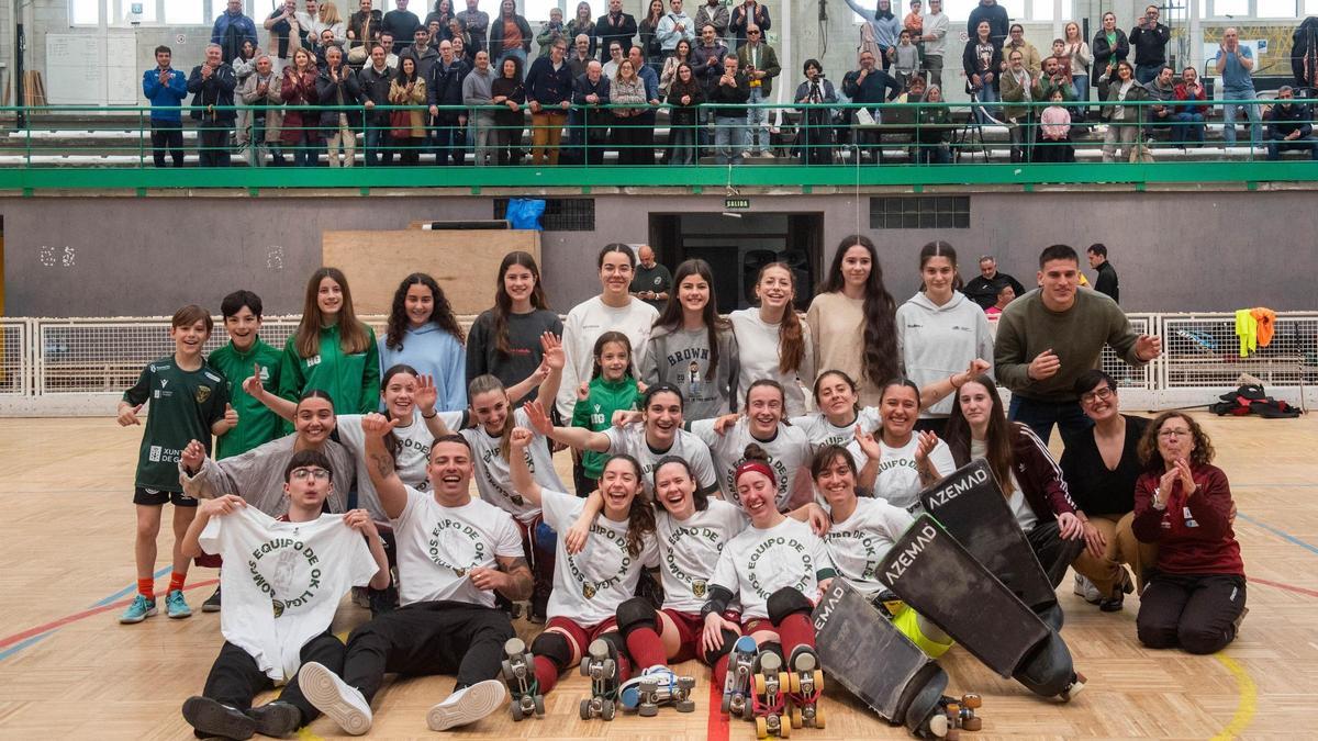 El Marineda Hockey celebra su ascenso a la OK Liga Iberdrola la temporada pasada.