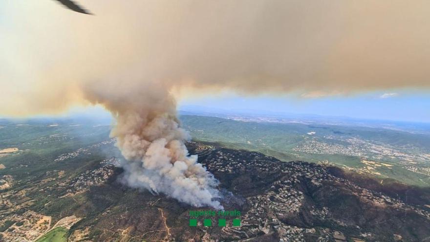 El fuego obliga a desalojar dos urbanizaciones y varios hoteles en la localidad gerundense de Castell de Aro