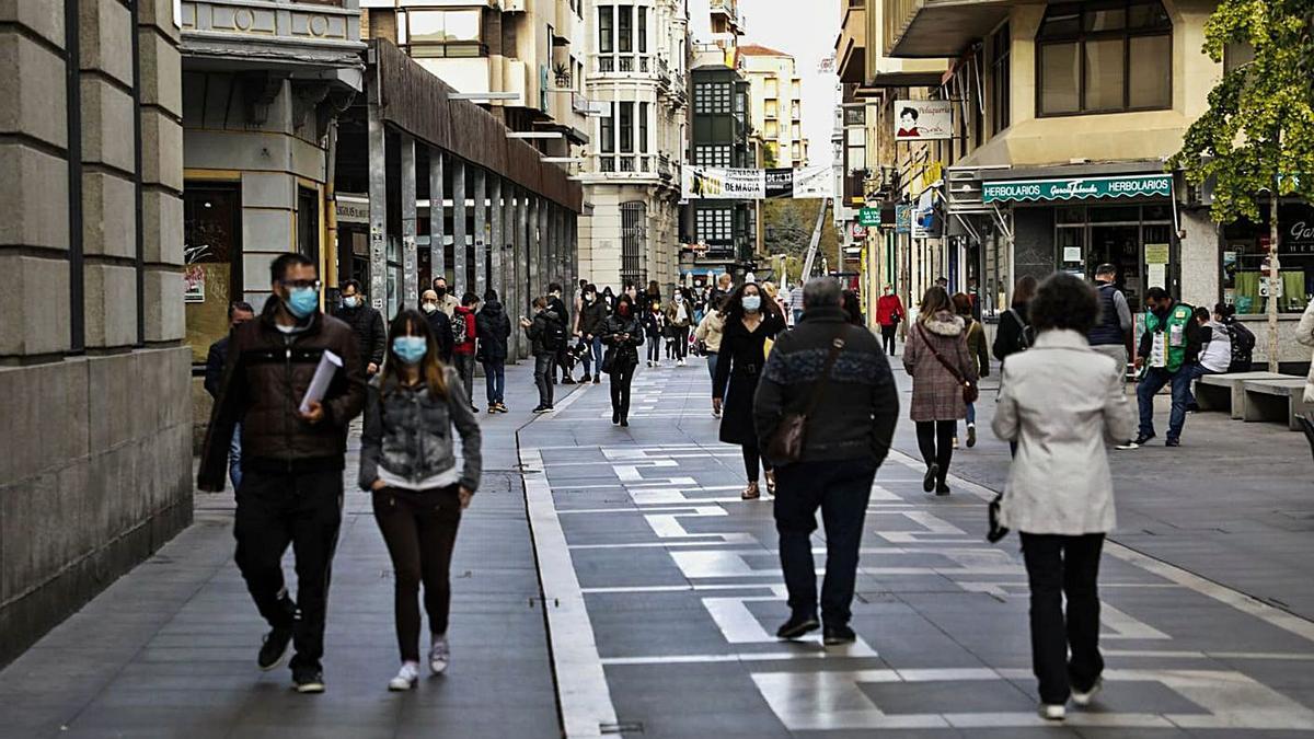 Viandantes por Santa Clara.