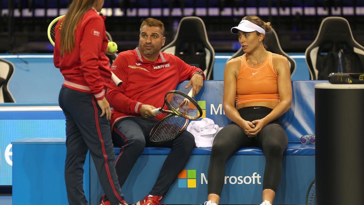 Badosa, junto a Medina y su entrenador Jorge García, en Glasgow.