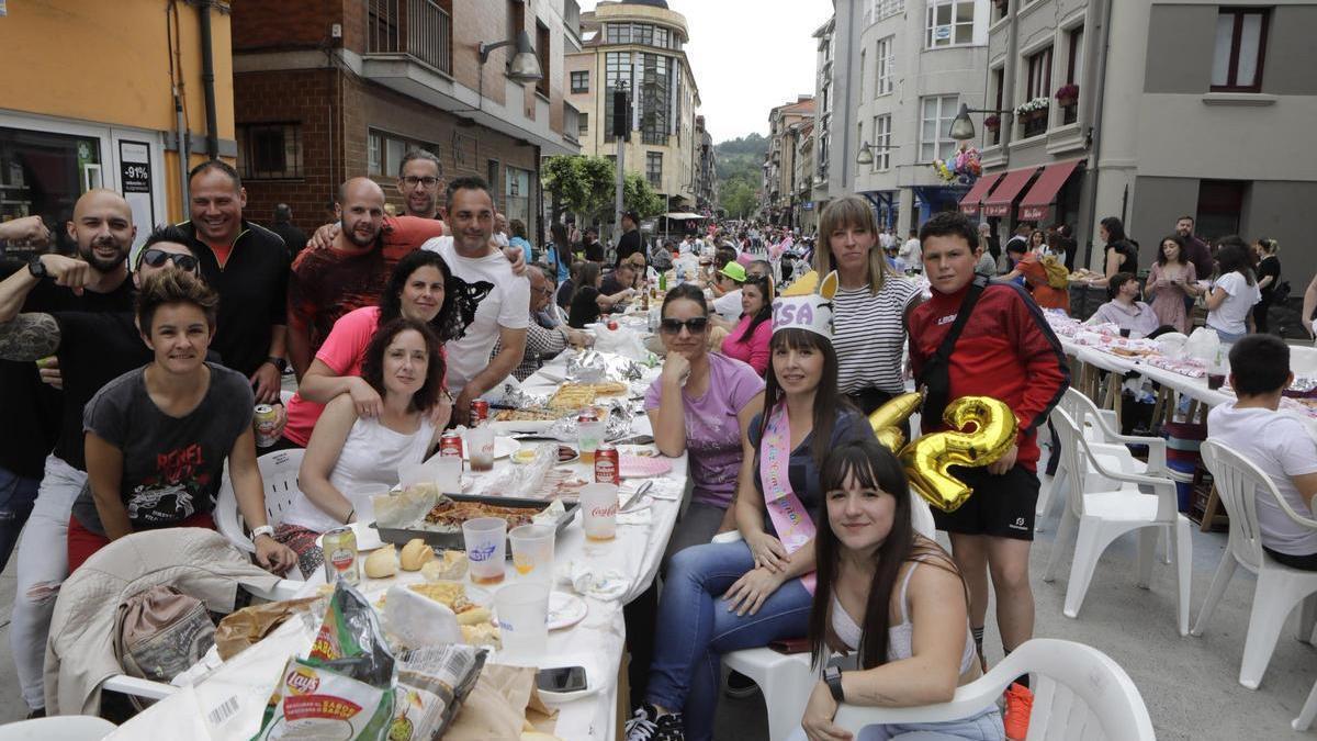 Asistentes a una de las comidas en la calle de Laviana.