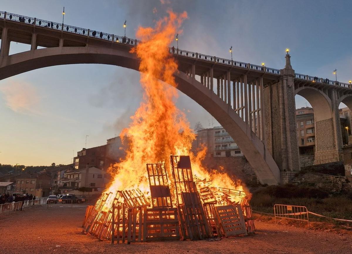 Una de las hogueras de San Antón de Teruel