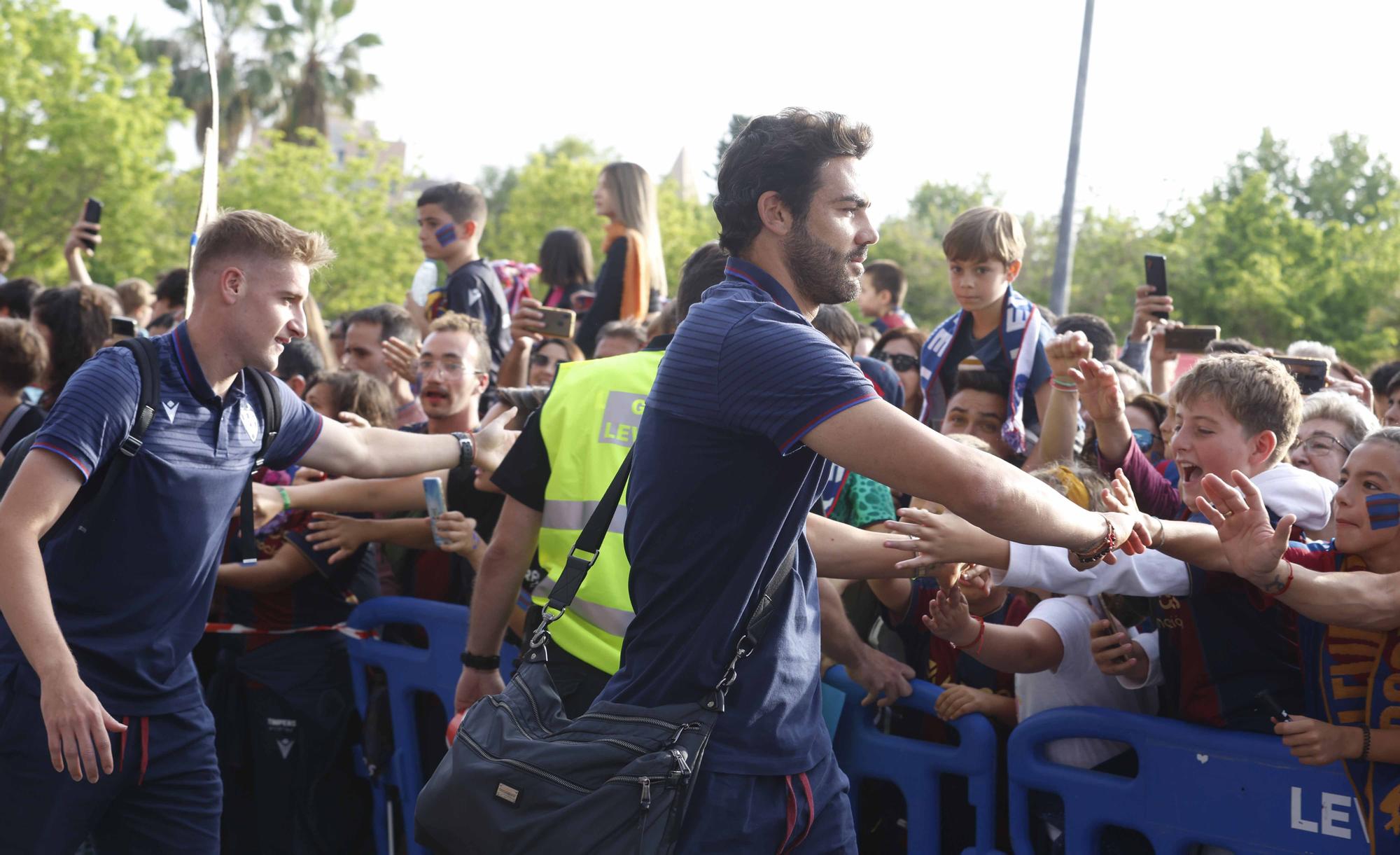 Recibimiento de la afición levantinista al equipo