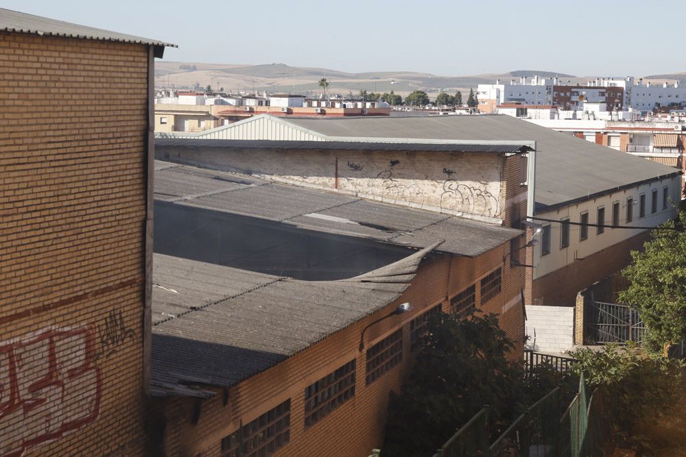 Incendio en tres naves abandonadas en Chinales