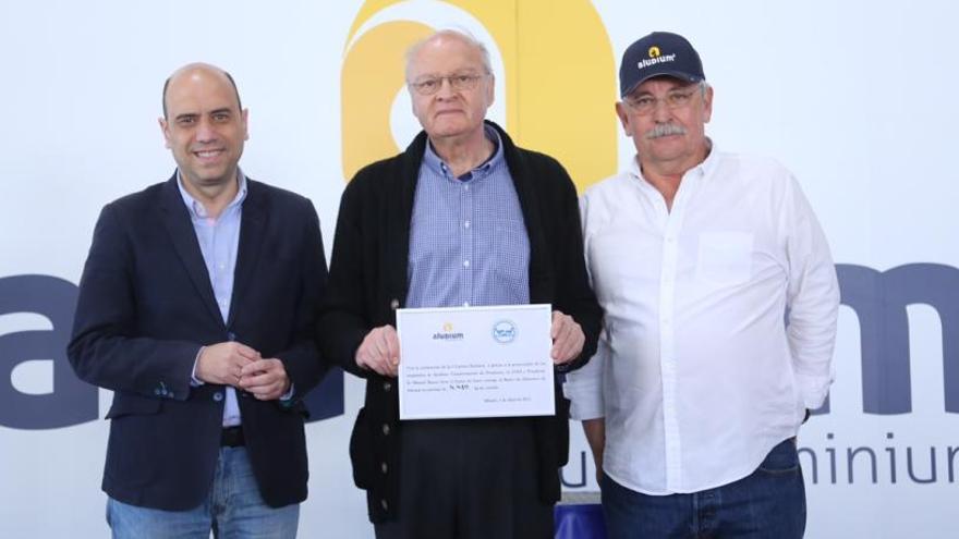 El alcalde de Alicante, Gabriel Echávarri; el director del Banco de Alimentos, Juan Vicente Peral, y el presidente de Aludium, Manuel Ruano.