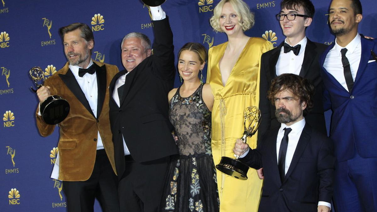 El elenco de 'Juego de Tronos' posa con el Emmy a la mejor serie dramática.