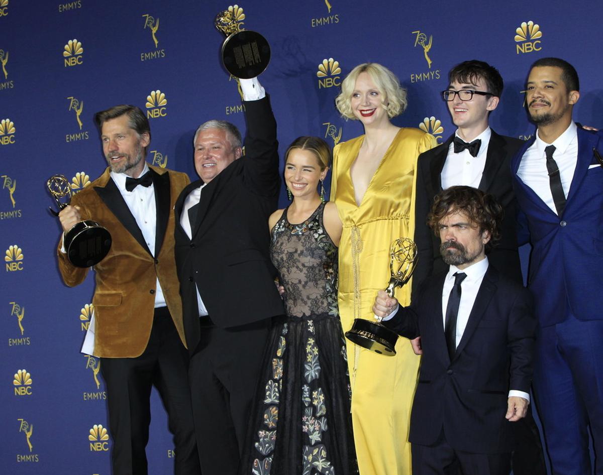 LAX01. LOS ÁNGELES (EE.UU.), 17/09/2018.-El elenco de Game of Thrones posa con el Emmy a Mejor Serie Dramática durante la ceremonia anual de los Primetime Emmy Awards hoy, lunes 17 de septiembre de 2018, en el Microsoft Theater de la ciudad de Los Ángeles (EE.UU.). Los Primetime Emmy, los galardones más importantes de la pequeña pantalla, premian la excelencia en la programación de televisión en horario estelar. EFE/Nina Prommer