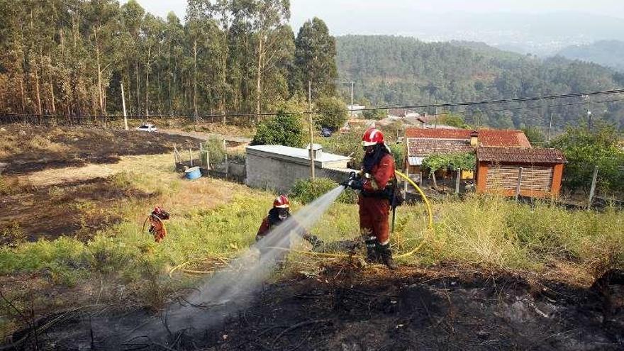 Control del fuego en una casa, en San Xoán. // M.C.