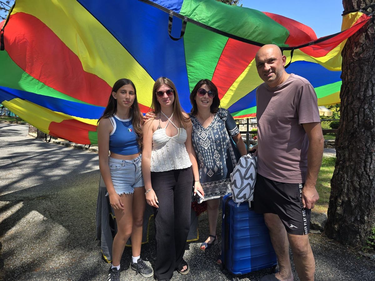 Lía (Marín), junto a su hermana Lara y sus padres, Nieves y Jesús.