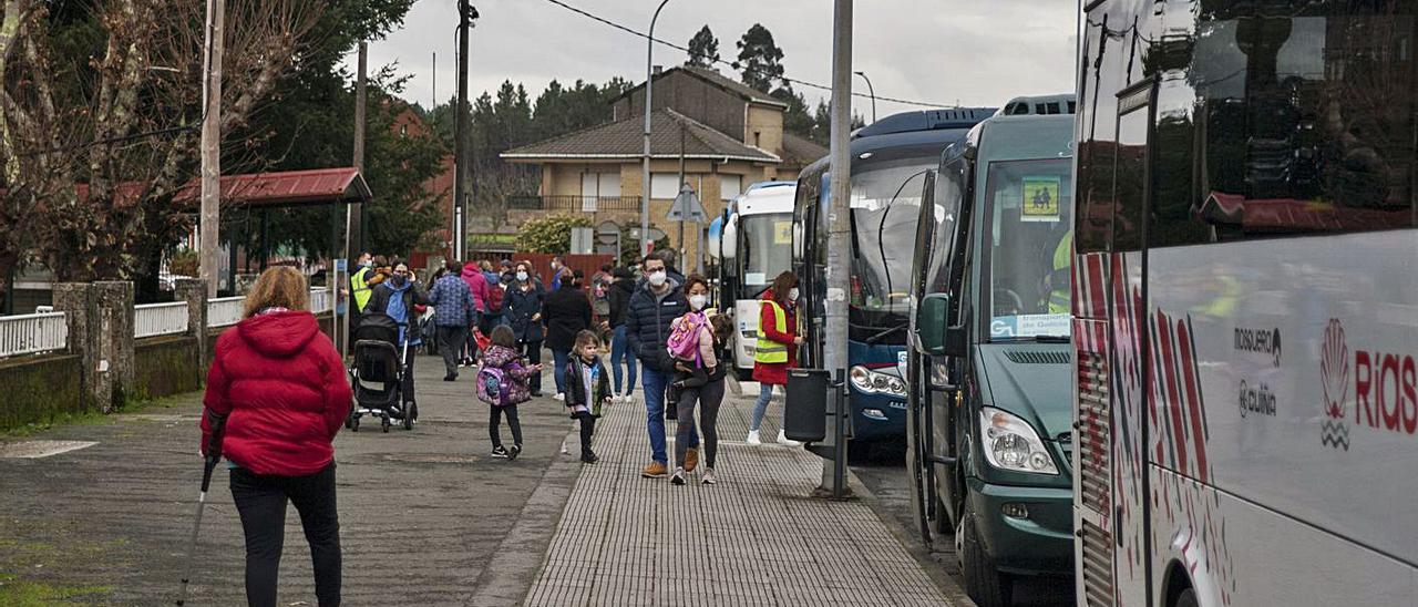 Familias del colegio de Figueiroa, a la salida del centro, al mediodía del viernes. | // BERNABÉ / ANA AGRA