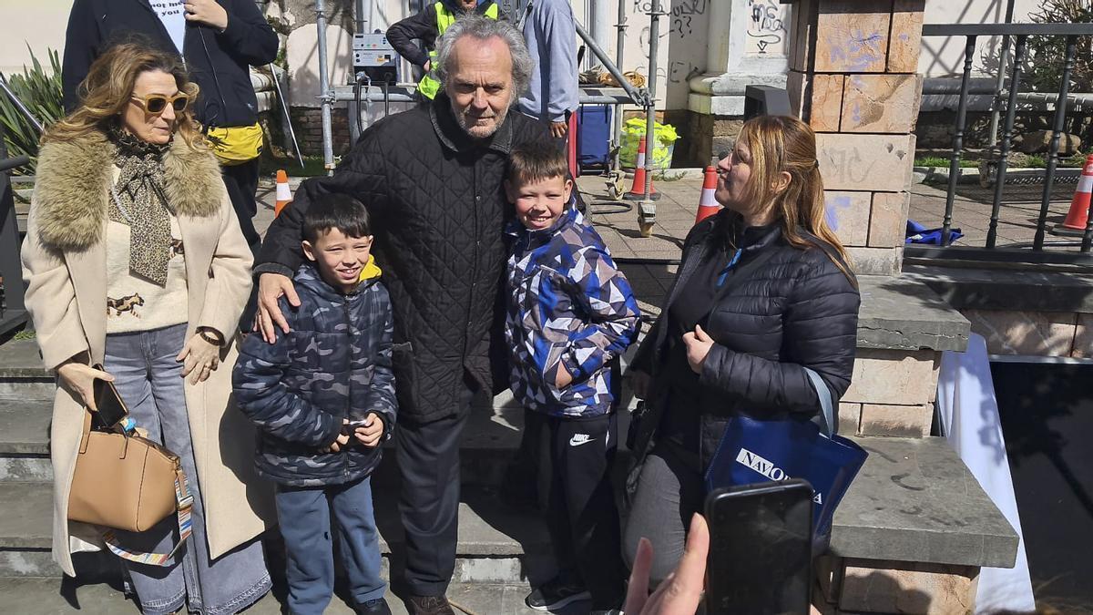 José Coronado se hace fotos con dos niños, Iván y Jorge Alvarado, durante el rodaje en Mieres.
