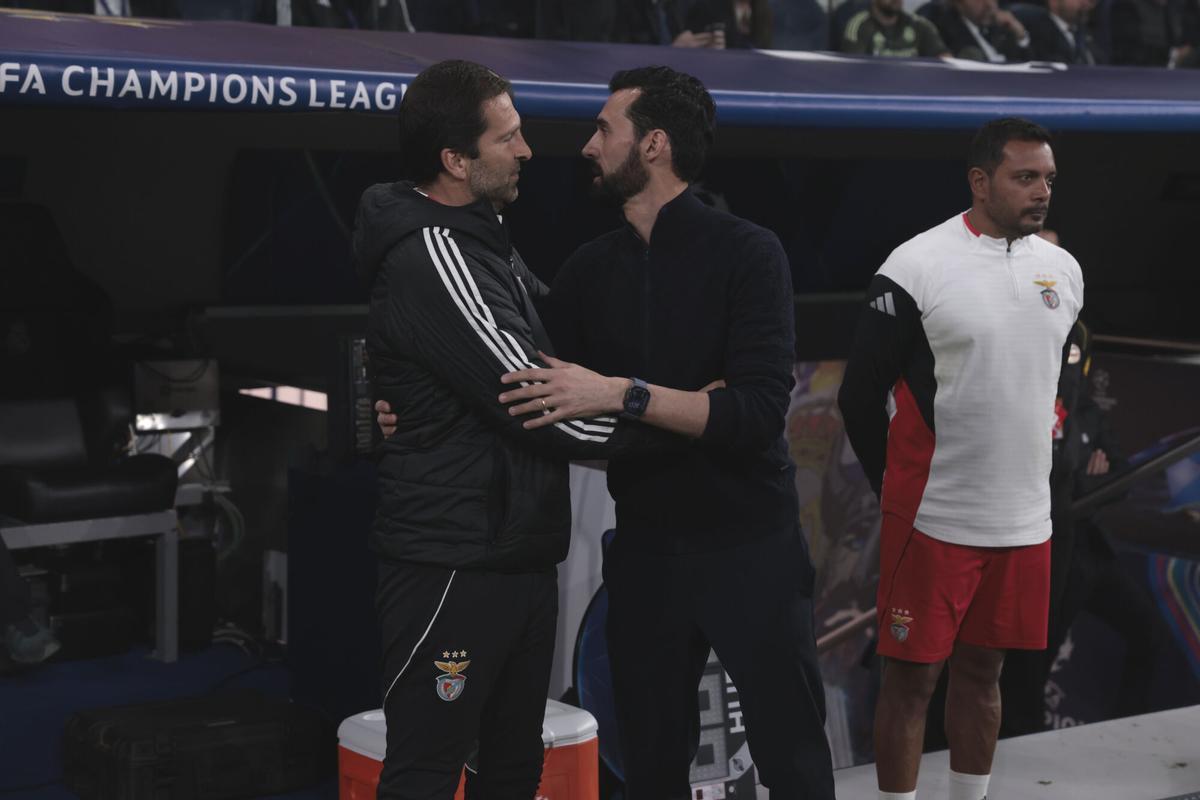 Joao Carlos Valado, segundo entrenador de Mourinho, saluda a Arbeloa.